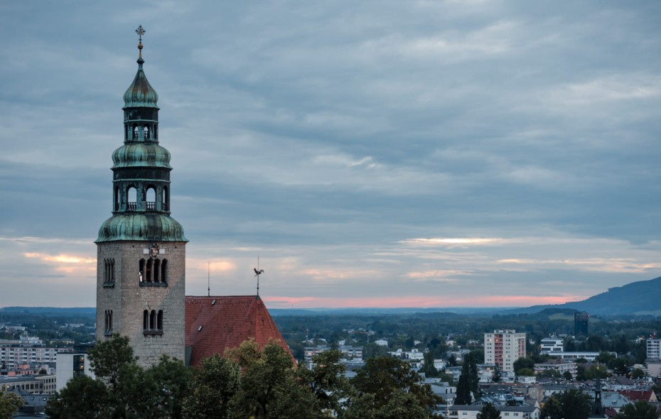  Aussicht auf Salzburg mit einem Kirchturm im Vordergrund 